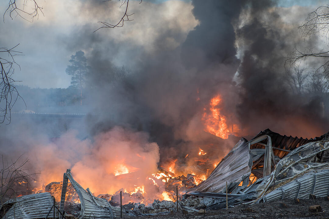 Giftige Rauchwolke über Mittelfranken: Lagerhalle in Roth steht in Flammen