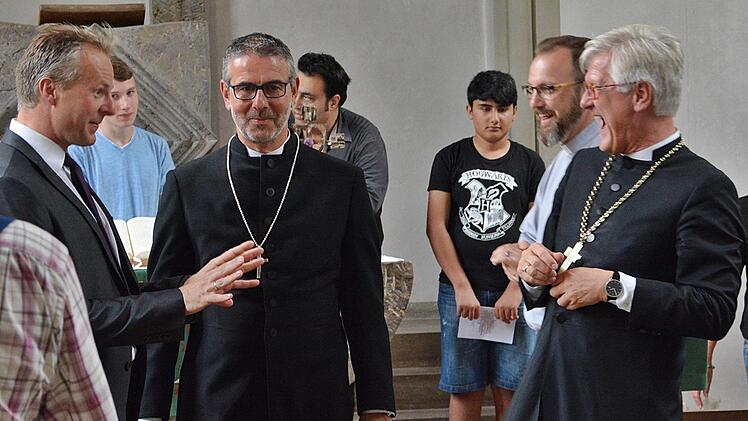 Nach der kurzen Andacht in der evangelischen Kirche in Bad Königshofen traf man auf einen gut gelaunten, herzlichen Landesbischof, der, wie er selbst sagte, diesen Abschluss im Dekanat Bad Neustadt in guter Erinnerung behalten werde. Hanns Friedrich