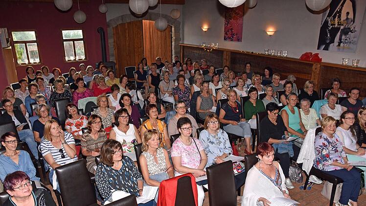 Gut 200 Frauen aus dem ganzen Landkreis und darüber hinaus besuchten die beiden Frauenlesenächte der Theaterwerkstatt Haßfurt in der Scheune im Weingut Rippstein in Sand.
