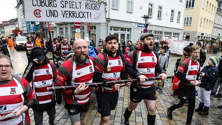 Dem ungemütlichen Wetter zum Trotz: Der Gaudiwurm lockte am Sonntag Tausende in die Coburger Innenstadt.Foto: Barbara Herbst