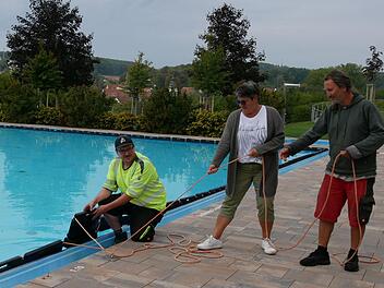 Wasserwart Alexander Mauer (von links),  Barbara Keller (Förderverein) und Hausmeister Steffen Haas ziehen im Maßbacher Freibad die Eispuffer fest. Für die Maßbacher war es eine sehr gute Saison.