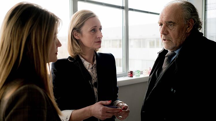 Dominique Kuster (Ina Paule Klink, links) und Thomas Borchert (Christian Kohlund) sind sich uneins in der Frage, ob und wie sie Felicitas Zumthors (Barbara Sotelsek) Sohn anwaltlich vertreten sollen.