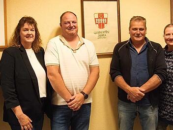 Auf dem Bild sind von links Zweiter B&uuml;rgermeister Manuel Kolb, Sandra Holzinger, Daniel Kaiser, Hubert Schmitt, Christin Zimmermann, 1. B&uuml;rgermeister Martin Kaiser.