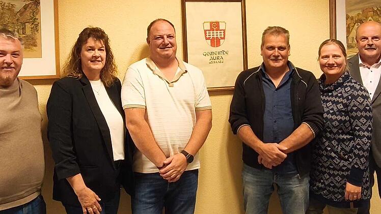 Auf dem Bild sind von links Zweiter B&uuml;rgermeister Manuel Kolb, Sandra Holzinger, Daniel Kaiser, Hubert Schmitt, Christin Zimmermann, 1. B&uuml;rgermeister Martin Kaiser.