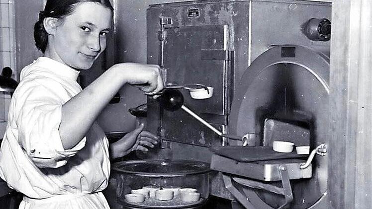 Ein Blick ins Labor der alten Bundesforschungsanstalt in der Sauermanns-Villa in der Blaich. Eine Assistentin arbeitet mit Proben an einem so genannten Muffelofen. Die Aufnahme entstand in den fünfziger Jahren. Fotos: BR-Arc hiv