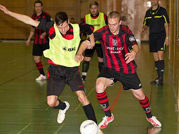 Einen sehr guten Eindruck hat in der Vor- und Zwischenrunde der VfR Johannisthal mit Mario Hofmann (rechts) hinterlassen. Die SG Pressig wurde am Sonntag mit 6:2 bezwungen. Foto: Heinrich Weiß