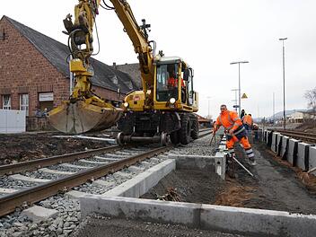Abgesteckt: Arbeiter bauen die Rampe für den Mittelbahnsteig.Fotos: Arkadius Guzy