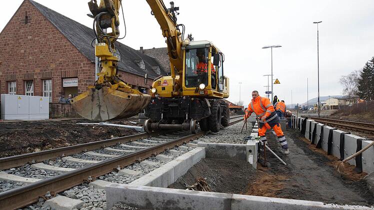 Abgesteckt: Arbeiter bauen die Rampe für den Mittelbahnsteig.Fotos: Arkadius Guzy