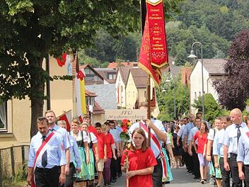 Beim Festzug marschierten die Feuerwehrler stolz durch den Ort.Fotos: fra-press