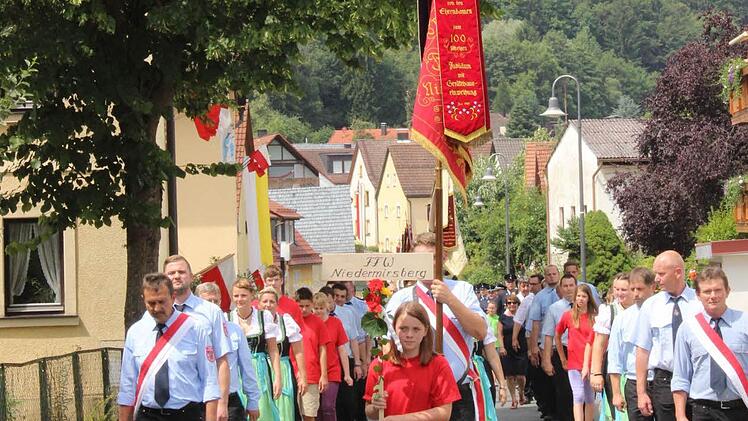 Beim Festzug marschierten die Feuerwehrler stolz durch den Ort.Fotos: fra-press