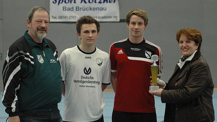 Bad Brückenaus Bürgermeisterin Brigitte Meyerdierks übergibt den Torjägerpokal der Saale-Zeitung an Alex Krämer (FC Bad Brückenau). Es gratulieren Erwin Miller (links), Vorsitzender des SV Römershag, und Maik Kirchner (SpVgg Wartmannsroth), der ebenfalls vier Treffer erzielt hatte. Der Pokal musste daher ausgelost werden. Foto: Sebastian Schmitt