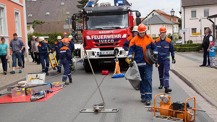 Stolz präsentierte die Jugendfeuerwehr die Ausrüstung des neuen Rüstwagens.