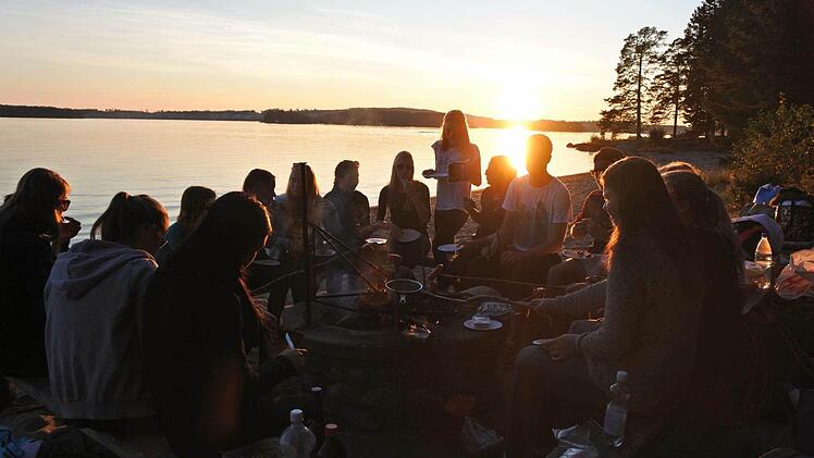 Grillabend auf der Insel während eines Kanu-Trips.  Foto: Juliana Schmidt