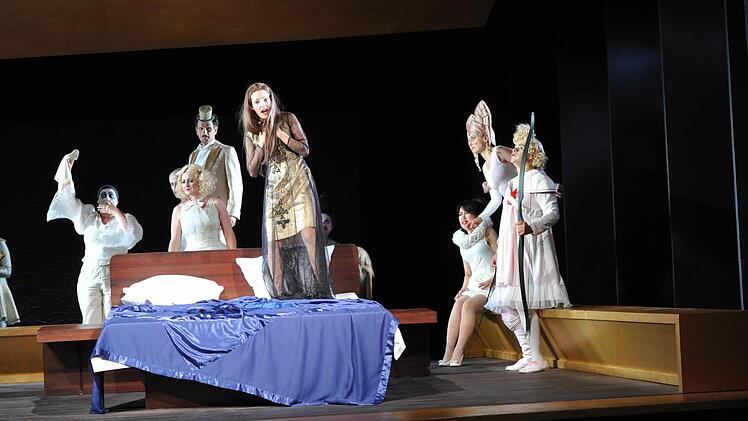 Szene aus der Neuinszenierung von "Dido and Aeneas" am Landestheater CoburgFoto: Andrea Kremper