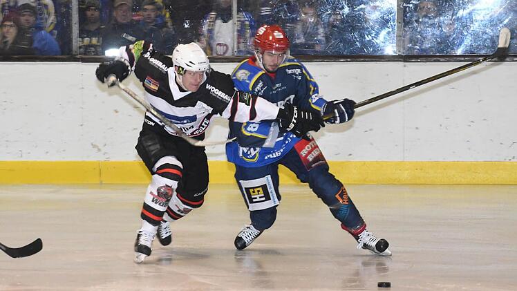 Mit 4:1 gewannen die Kissinger Wölfe (in weiß) das Unterfranken-Derby gegen den ERV Schweinfurt. Foto: Hopf