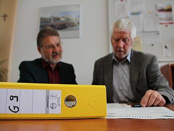 Schulleiter Bernd Lohneiß (rechts) und sein Stellvertreter Roland Deinzer haben schon die ersten Ordner für das neue G9 angelegt. Foto: Andreas Dorsch