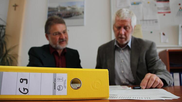 Schulleiter Bernd Lohneiß (rechts) und sein Stellvertreter Roland Deinzer haben schon die ersten Ordner für das neue G9 angelegt. Foto: Andreas Dorsch