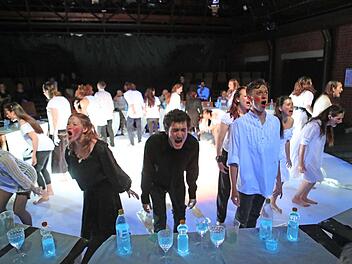 Das "Projekt Parzival" nach einem Text von Tankred Dorst feierte Premiere im Coburger Theater in der Reithalle.Foto: Henning Rosenbusch