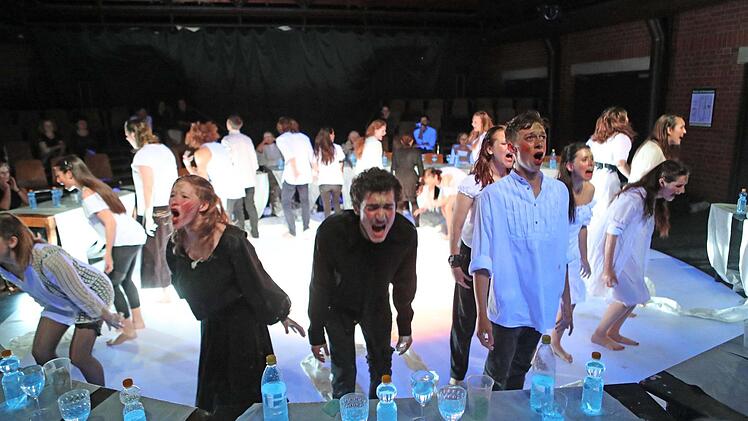 Das "Projekt Parzival" nach einem Text von Tankred Dorst feierte Premiere im Coburger Theater in der Reithalle.Foto: Henning Rosenbusch