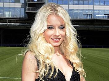 Sonst macht sie auf Mallorca Party: Mia Julia singt am Freitagabend in Fuchsstadt. Foto: Oliver Hausen/dpa