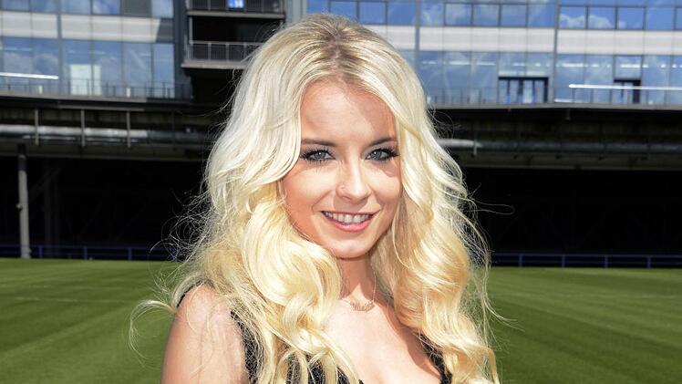 Sonst macht sie auf Mallorca Party: Mia Julia singt am Freitagabend in Fuchsstadt. Foto: Oliver Hausen/dpa