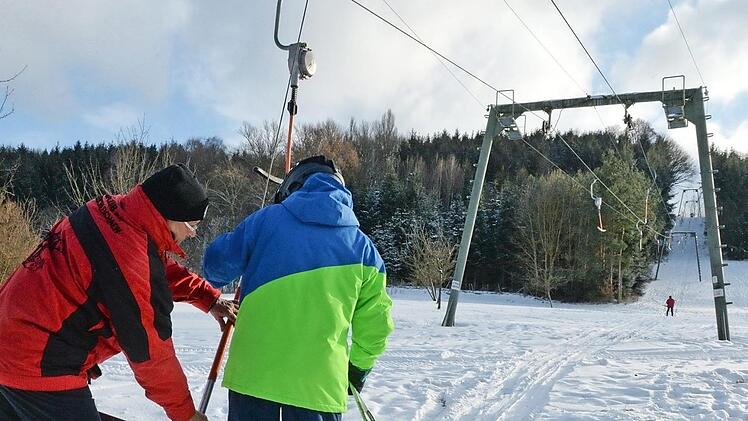 Der Skilift am R&ouml;thenhang in Neuschleichach l&auml;uft ab heute. Unser Bild entstand an einem Wintersporttag vor einem Jahr.  Foto: Ronald Rinklef/Archiv