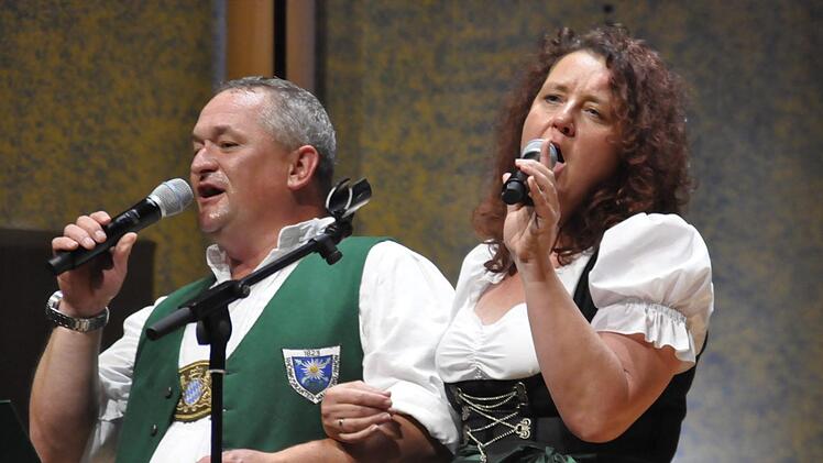 Daniela Söder und Martin Raab von den Rhönmusikanten Waldberg stimmten unter anderem den Walzer "Im schönen Prag" an. Foto: Peter Klopf