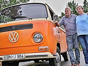Werner Eichler nimmt seine Irmgard liebevoll in den Arm, als sie ihren VW-T2 zeigen, der mittlerweile fast 50 Jahre läuft.Helmut Will