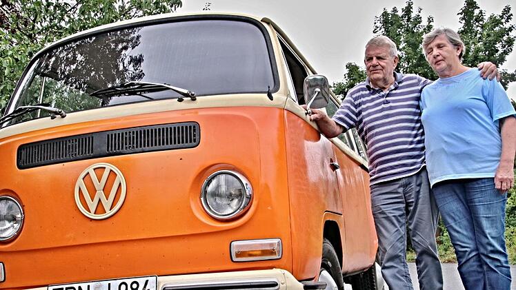 Werner Eichler nimmt seine Irmgard liebevoll in den Arm, als sie ihren VW-T2 zeigen, der mittlerweile fast 50 Jahre läuft.Helmut Will