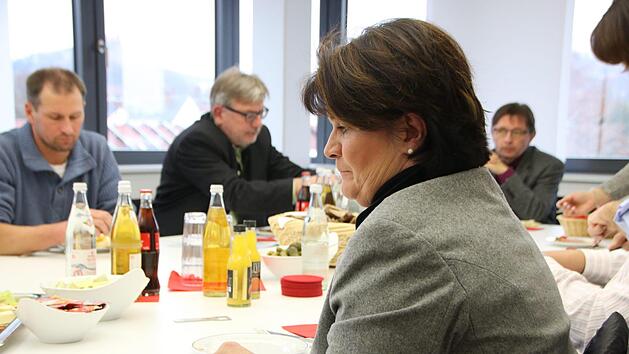 F&uuml;r einen Dialog mit dem Verbraucher appellierte Kreisb&auml;uerin Beate Opel. Mit im Bild (von links) Milchbauer Alexander Eber, der Leiter des Amts f&uuml;r Landwirtschaft, Guido Winter, und BR-Redaktionsleiter Alexander M&uuml;ller.Jochen N&uuml;tzel