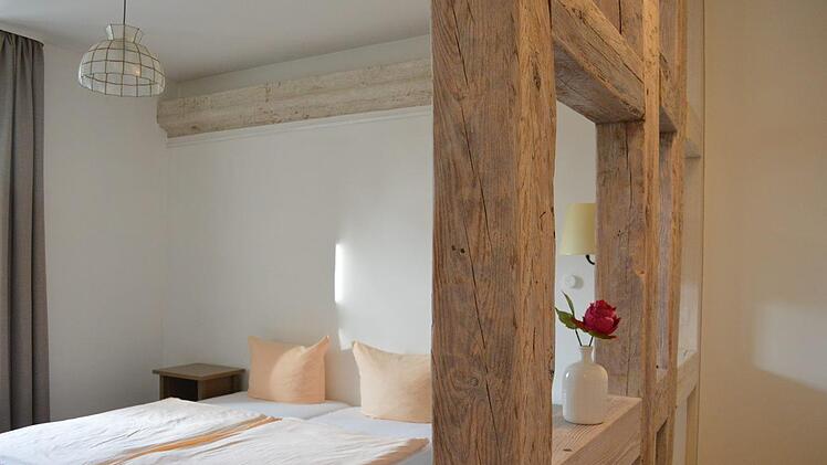 Blick in ein Zimmer des neuen Hotels.  Isolde Krapf