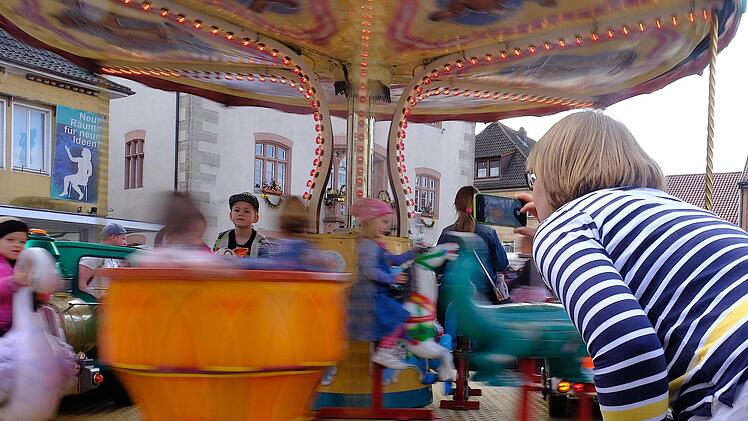 Kinderkarussell am Rathaus. Foto: Gerd Schaar