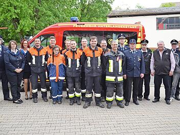 Die erfolgreichen Teilnehmer der Leistungsprüfung mit dem Schiedsrichterteam und Bürgermeister Christian Mrosek (Dritter von rechts)  Foto: Thomas Micheel
