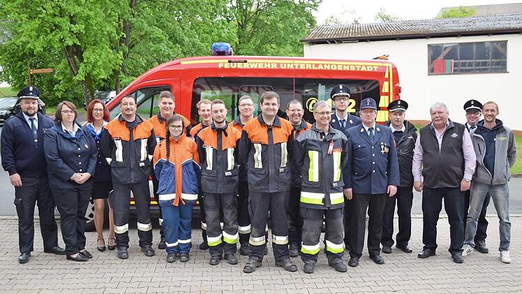 Die erfolgreichen Teilnehmer der Leistungsprüfung mit dem Schiedsrichterteam und Bürgermeister Christian Mrosek (Dritter von rechts)  Foto: Thomas Micheel