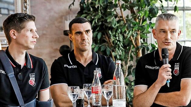 Das Triumvirat von Brose Bamberg, das derzeit intensiv am neuen Team bastelt (von links): Gesch&auml;ftsf&uuml;hrer Arne Dirks, Cheftrainer Roel Moors und Sportdirektor Leo De Rycke.  Foto: Daniel L&ouml;b