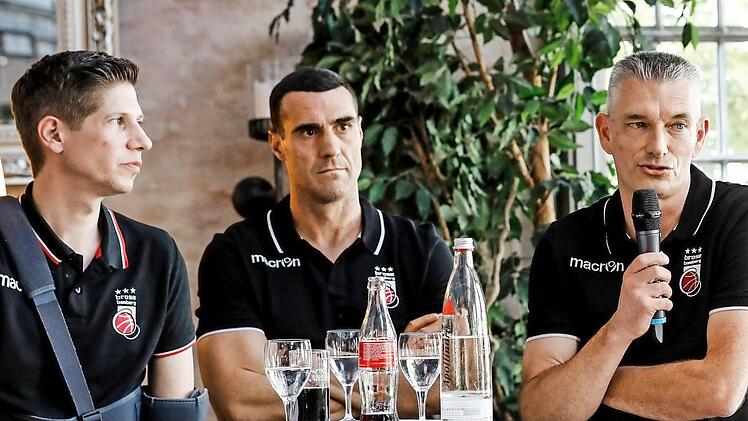 Das Triumvirat von Brose Bamberg, das derzeit intensiv am neuen Team bastelt (von links): Geschäftsführer Arne Dirks, Cheftrainer Roel Moors und Sportdirektor Leo De Rycke.  Foto: Daniel Löb