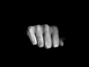 Geschlagen und getreten: Bei einem Fu&szlig;ballspiel in F&uuml;rth eskalierte am Sonntag die Gewalt. Das Spiel musste abgebrochen werden, nun ermittelt die Polizei. Symbolfoto: graphicsdeluxe/Adobe Stock