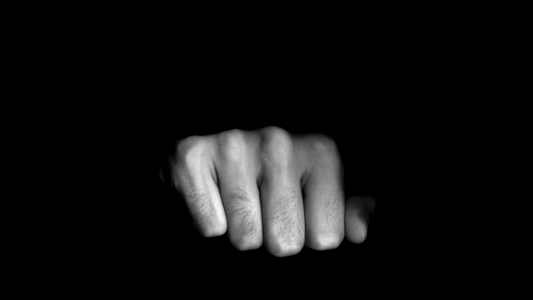 Geschlagen und getreten: Bei einem Fu&szlig;ballspiel in F&uuml;rth eskalierte am Sonntag die Gewalt. Das Spiel musste abgebrochen werden, nun ermittelt die Polizei. Symbolfoto: graphicsdeluxe/Adobe Stock