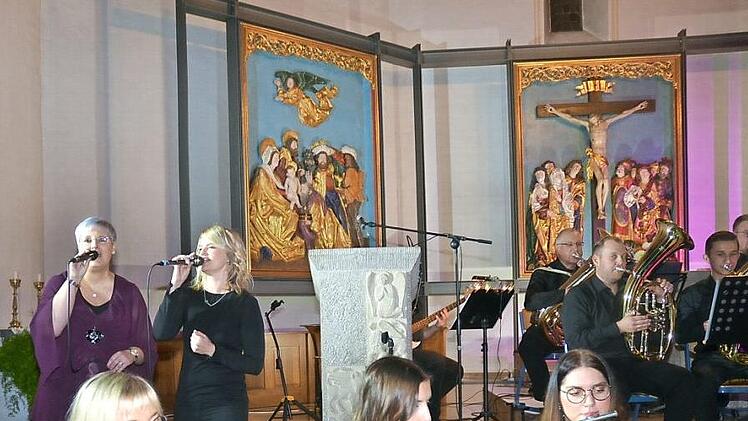 Die Sängerinnen Diana Löffler (links) und Diana Ferenz berührten mit ihren schönen Stimmen die Seele der Zuhörer und sorgten für Gänsehautgefühl. Vorne Mitte mit Querflöte die Moderatorin Chiara Sasso.