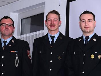Torsten Büchner (von links) war bislang der Kommandant der Feuerwehr Frankenbrunn. Da er jetzt Kreisbrandmeister ist, musste ein neuer Kommandant her. Der wurde mit  Sven Büchner gefunden, der vom zweiten Kommandanten Johannes Fröhlich unterstützt wird. Foto: Gerd Schaar