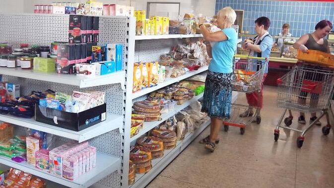Ehe die Corona-Krise ausbrach, tummelten sich die Menschen im "Lädla" vor gut gefüllten Regalen (unser Archivbild). Inzwischen brechen dem Sozialladen viele Warenspenden weg.  Foto: Archiv/Heike Schülein