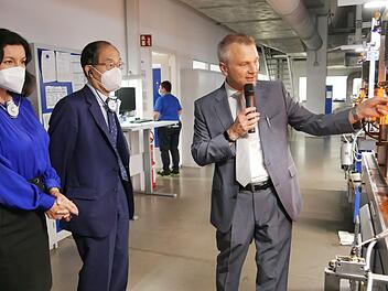 Nipro-Manager Markus Maßmann (rechts) erläutert dem japanischen Botschafter Yanagi Hidenao und Staatsministerin Dorothee Bär einen Fertigungsschritt bei der Herstellung pharmazeutischen Glases. Foto: Heike Beudert