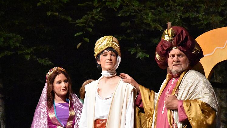 Szene aus "Aladin und die Wunderlampe" auf der Naturb&uuml;hne Trebgast