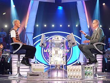 G&uuml;nther Jauch staunte nicht schlecht, als ihm der Kandidat Leonard Str&auml;ter ein Foto aus seiner Vergangenheit pr&auml;sentierte.