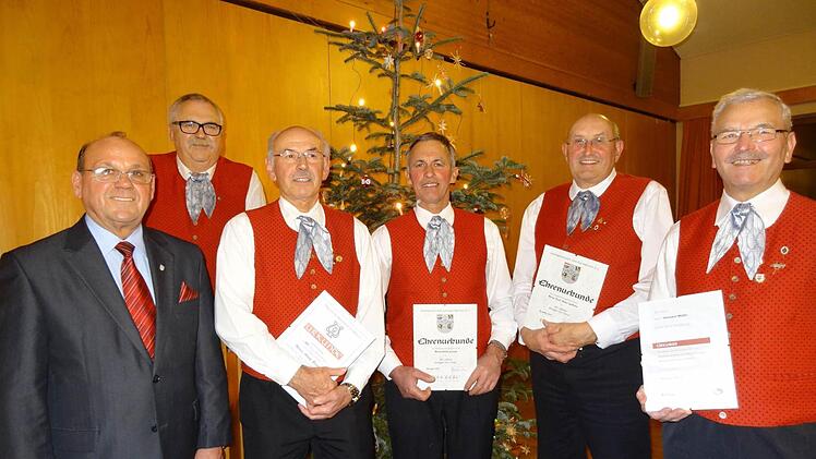 Langjährige aktive Sänger zeichneten der Vorsitzende des Sängergruppe Kitzingen, Kurt Lamparter, und der Vorsitzende des Sängervereins Albertshofen, Klaus Richter, aus.  Foto: Elli Stühler