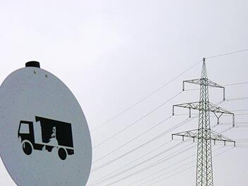 Alles andere als ein Grund zur Freude für die Land- und Forstwirtschaft: die Masten für Hochspannungsleitungen. Der Bauernverband fordert in solchen Fällen eine jährliche Zahlung und hofft auf einen Musterprozess, der derzeit in Norddeutschland läuft. Foto: Berthold Köhler