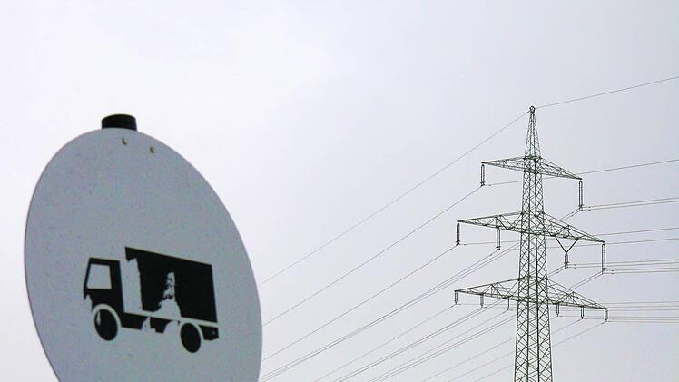 Alles andere als ein Grund zur Freude für die Land- und Forstwirtschaft: die Masten für Hochspannungsleitungen. Der Bauernverband fordert in solchen Fällen eine jährliche Zahlung und hofft auf einen Musterprozess, der derzeit in Norddeutschland läuft. Foto: Berthold Köhler