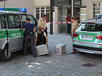 In zwei großen Alu-Kisten schleppten die LKA-Experten ihr Spezialgerät herbei, das per Hubschrauber eingeflogen worden war.