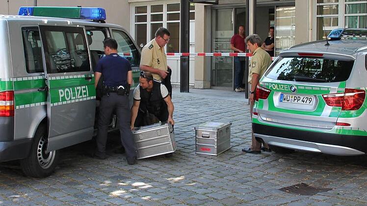 In zwei großen Alu-Kisten schleppten die LKA-Experten ihr Spezialgerät herbei, das per Hubschrauber eingeflogen worden war.