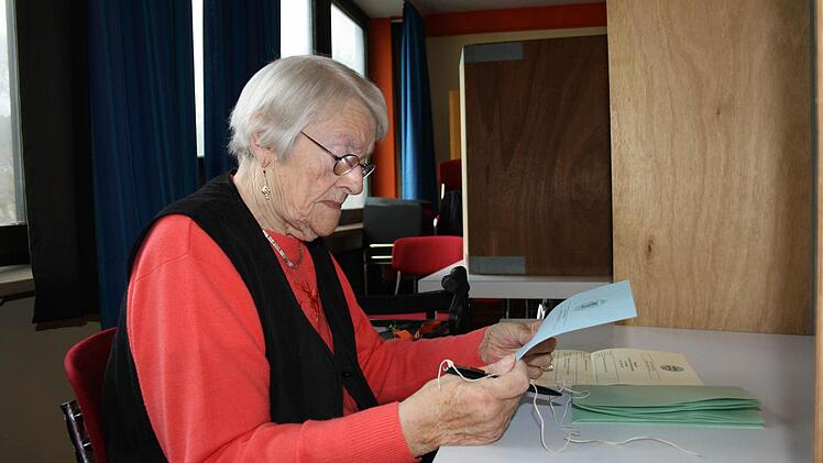 Barbara Obenauf (85) gibt im BRK-Heim in der Hainbrunnenstraße ihre Stimme ab.